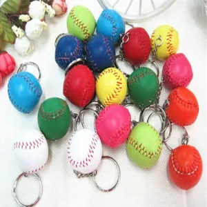 Set van gekleurde mini-honkbal sleutelhangers met realistische rode stiksels