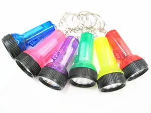 Nahaufnahme von bunten Mini-LED-Taschenlampen-Schlüsselanhängern