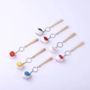 Set van mini honkbal en houten knuppel sleutelhangers met kleurrijke stiksels