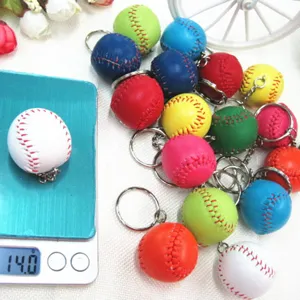 Detailweergave van een 14g honkbal sleutelhanger op een digitale weegschaal met kleuren