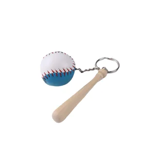 Miniatuur honkbal sleutelhanger met blauw-witte bal en houten knuppel op een witte achtergrond