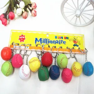 Set kleurrijke mini-honkbal sleutelhangers in diverse felle kleuren op display.