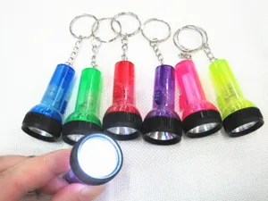 Nahaufnahme von bunten Mini-LED-Taschenlampen-Schlüsselanhängern in verschiedenen Farben