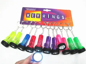 Detailansicht mehrerer bunter LED-Taschenlampen-Schlüsselanhänger, einer leuchtet