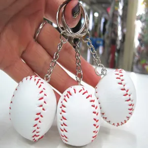 Drie witte honkbal sleutelhangers met rode stiksels, stijlvol sportief cadeau-item.