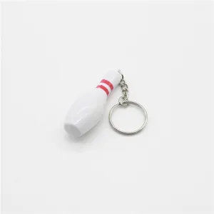Gedetailleerd macro-zicht van een witte bowlingpin sleutelhanger met rode strepen