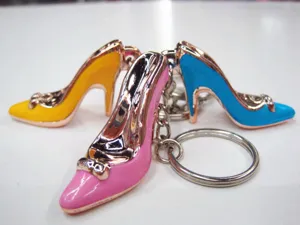 Detailansicht von drei farbenfrohen, galvanisierten High-Heel-Schlüsselanhängern