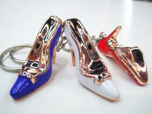 Nahaufnahme von drei modischen High-Heel-Schlüsselanhängern in Blau, Weiß und Rot.