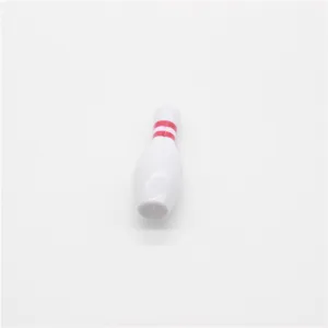 Gedetailleerde weergave van witte mini bowlingpin sleutelhanger met rode strepen