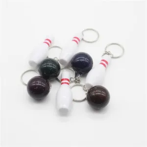 Gedetailleerde opname van creatieve mini bowlingbal en pin sleutelhangers in kleuren.