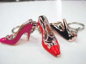 Detailaufnahme von Miniatur-Stöckelschuh-Schlüsselanhängern in Pink, Rot und Schwarz