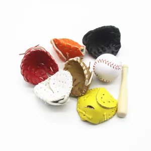 Miniatuur honkbalset met veelkleurige handschoenen, kleine bal en houten knuppel