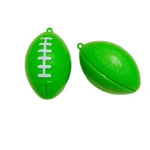 Twee heldergroene mini 3D American football hangers voor creatieve DIY sleutelhangerprojecten