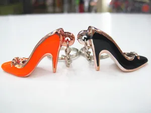 Detailansicht von Miniatur-Schlüsselanhängern in Form von orangefarbenen Stöckelschuhen.