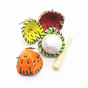 Detailweergave van mini-honkbalset met kleurrijke handschoenen, bal en houten knuppel