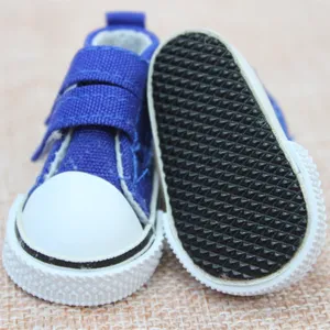 Detailansicht von 5cm blauen Canvas-Schuhen für Puppen mit rutschfester schwarzer Gummisohle