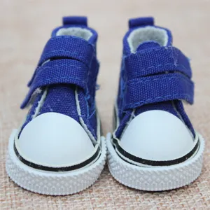Detailansicht von 5 cm blauen Canvas-Puppenturnschuhen mit Klettverschluss, passend für BJD-Puppen