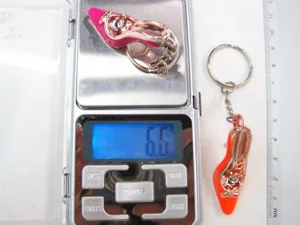 Detaillierte Gewichtsmessung von 6,6 g für den Acryl-High-Heel-Schlüsselanhänger