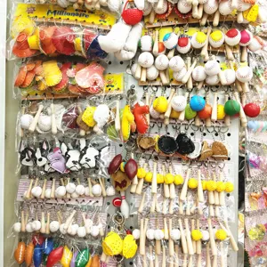 Een grote verscheidenheid aan mini honkbal en houten knuppel sleutelhangers in winkel.