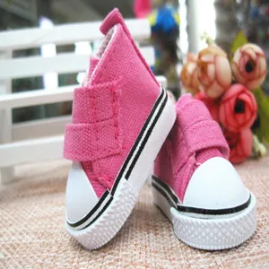 Nahaufnahme von 5 cm großen rosa Puppen-Leinwandschuhen mit Klettverschluss und Gummisohle