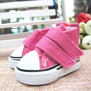 Nahaufnahme von pinkfarbenen 5cm Puppen-Leinenschuhen mit Klettverschluss und Gummisohle