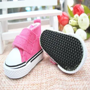 Makroansicht von rosa 5cm Puppen-Leinwandschuhen mit Klettverschluss und Gummisohlen