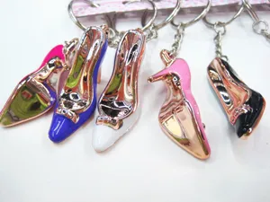 Bunte, galvanisierte Acryl-Schlüsselanhänger in High-Heel-Form mit Metallglanz