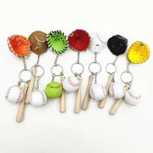 Detailweergave van mini honkbal sleutelhangers met gekleurde handschoenen en houten knuppels