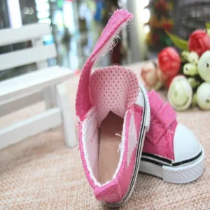 Nahaufnahme eines 5 cm großen rosa Puppenschuhs mit Details zum Innenfutter aus Mesh