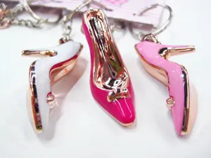 Detailansicht stylischer High-Heel-Schlüsselanhänger in Weiß, Magenta und Pink mit Metallic-Finish