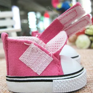 Makroaufnahme eines 5 cm großen rosa Puppenschuhs aus Canvas mit Klettverschlussdetail