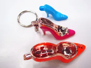 Bunte Miniatur-Anhänger in Form von galvanisierten High Heels für modische Schlüsselanhänger