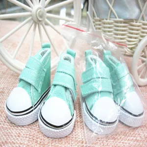 Detailansicht von 5 cm minzgrünen Miniatur-Puppen-Turnschuhen mit Klettverschluss