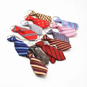 Collezione di portachiavi mini cravatta colorati con vari motivi eleganti per regali