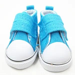 Detailansicht von blauen 5 cm Miniatur-Puppenschuhen aus Stoff mit Klettverschluss