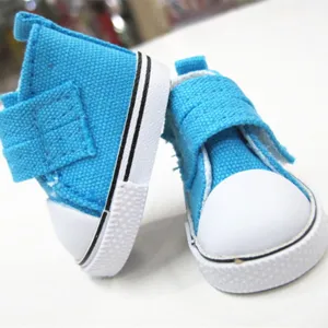 Detailansicht der 5cm blauen Puppen-Segeltuchschuhe mit Klettverschluss für BJD-Puppen