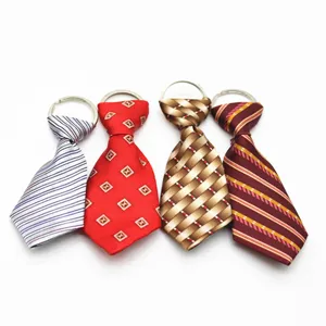 Set di mini portachiavi a forma di cravatta con vari motivi colorati e design a strisce
