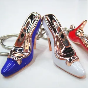 Mini High-Heel-Schuh Schlüsselanhänger mit stilvollem galvanisiertem Finish in Farben