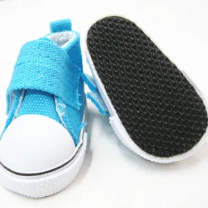 Detailansicht der schwarzen rutschfesten Sohle des blauen 5 cm Miniatur-Puppen-Canvas-Sneakers