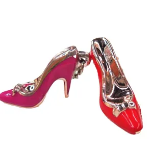 Miniatur-Schlüsselanhänger in Form von hochhackigen Schuhen, rot und rosa galvanisiert.
