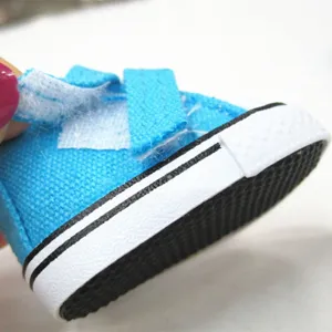 Detailansicht eines blauen 5 cm Miniatur-Puppenschuhs aus Canvas mit Klettverschluss