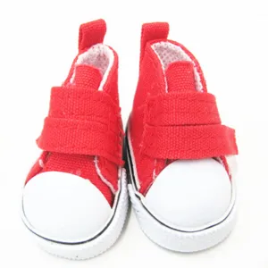 Nahaufnahme von 5cm roten Canvas-Sneakern mit Klettverschluss für BJD- und Stoffpuppen.