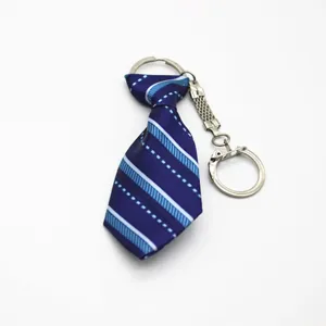 Vista dettagliata di un mini portachiavi a cravatta a righe blu con anelli metallici