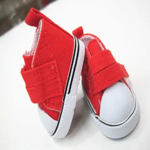 Nahaufnahme von 5cm roten Canvas-Puppenschuhen mit Klettverschluss für BJD-Puppen