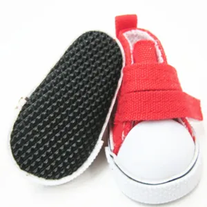 Detailansicht der 5 cm Puppenschuhe mit rutschfester Gummisohle und Klettverschlussband.
