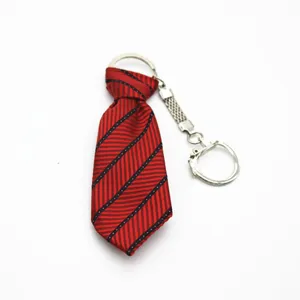 Dettaglio del mini portachiavi a cravatta a righe rosse e nere con anello metallico