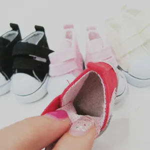 Detaillierte Makroansicht von 5 cm Miniatur-Puppenschuhen mit rotem Klettverschluss und Futter.