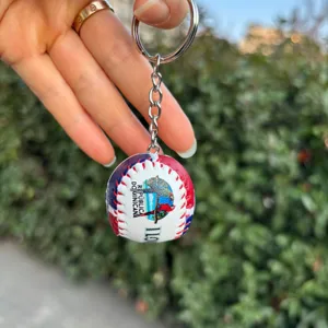 Λεπτομερής προβολή μπρελόκ μπέιζμπολ με το σχέδιο της σημαίας της Δομινικανής Δημοκρατίας.