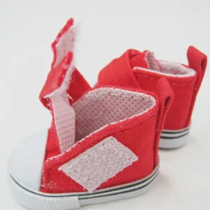 Detailansicht der roten 5 cm Segeltuch-Puppenschuhe mit praktischem Klettverschluss