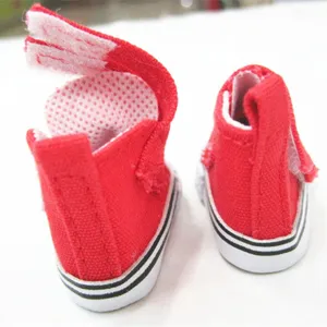 Detailansicht der 5 cm roten Canvas-Puppenschuhe mit Klettverschluss und Streifen